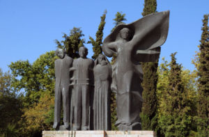 2steps_greece_monument_national_resistance_thessaloniki_002
